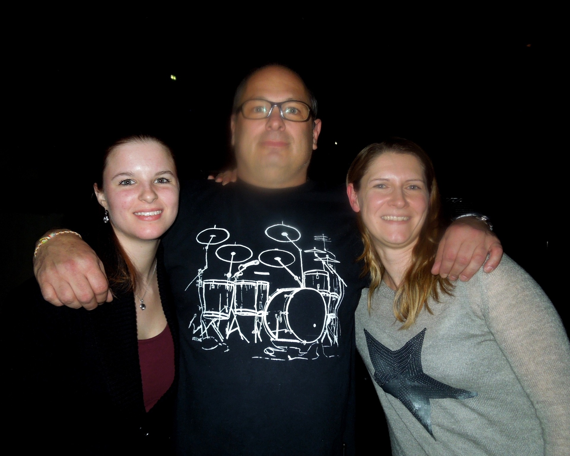 ganz re. Lana Lux, Frühstücksmitarbeiterin und ganz li. Claudia Maar, Empfangschefin